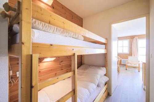 Cette chambre dispose de lits superposés. dans l'établissement Résidence Le Château de Crans - maeva Home - Studio 4 Personnes - Confort MAE-9176, à Flaine