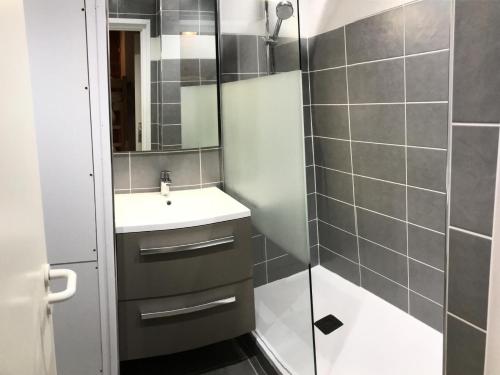 une salle de bain avec un lavabo et une douche dans l'établissement Résidence Le Château de Crans - maeva Home - Studio 4 Personnes - Confort MAE-9176, à Flaine