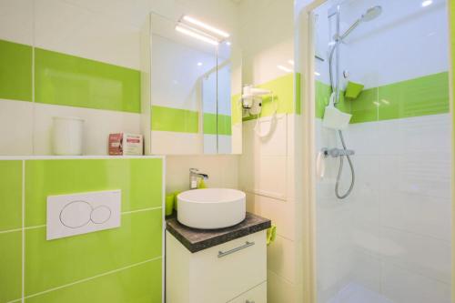 une salle de bain avec un lavabo et une douche dans l'établissement Résidence Bellatrix - maeva Home - Studio 2 Personnes - Confort MAE-2104, à Flaine