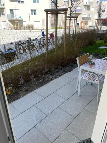 einen Tisch und eine Bank auf einer Terrasse in der Unterkunft Ferienwohnung mit Innenstadtanbindung in München