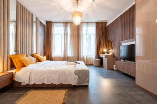 una camera con un grande letto e una televisione di luxueuse chambre de haut standing 1 a Bruxelles