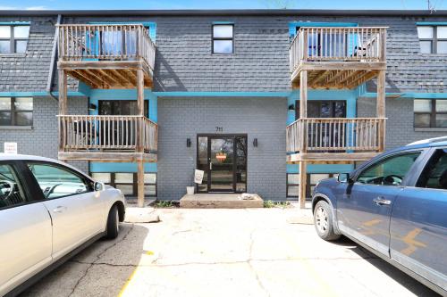 two cars parked in front of a building at Elegant 2BR Escape in Manhattan with WiFi & Parking in Manhattan