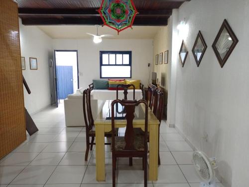 a dining room with a table and a bed at Apartamento no Centro de Búzios in Búzios