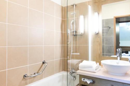a bathroom with a shower and a sink and a tub at Résidence Les Terrasses d'Eos - maeva Home - Appartement 2 pièces 4 personnes - Prestige MAE-6034 in Arâches-la-Frasse