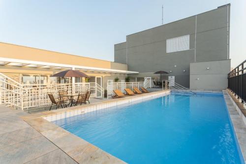 ein großes Schwimmbad vor einem Gebäude in der Unterkunft BHomy Apm in São Paulo