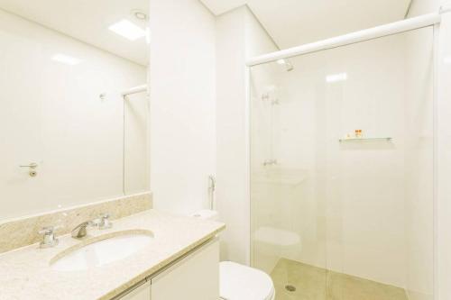 a white bathroom with a sink and a shower at BHomy Bela Vista Novíssimo e completo APM1208 in São Paulo