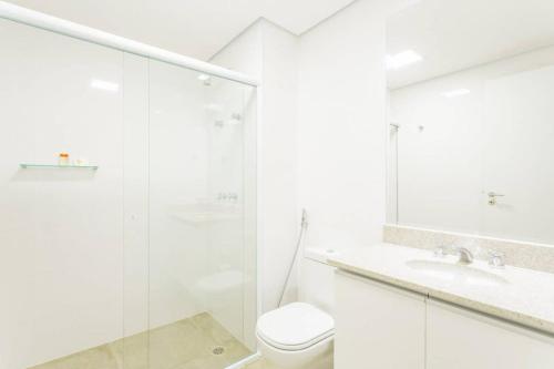 a white bathroom with a toilet and a sink at BHomy Bela Vista Moderno e prático APM1207 in São Paulo