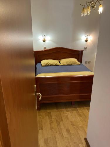 niewielka sypialnia z łóżkiem z niebieską pościelą w obiekcie Stan apartman Nikola w Budvie