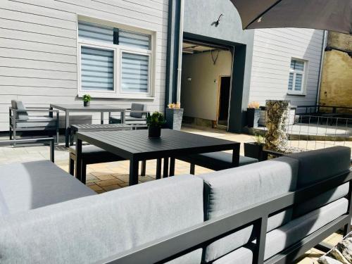 a patio with a table and benches and an umbrella at HarzFokus - Happynest - #Netflix#Parkplatz#Wlan in Wernigerode