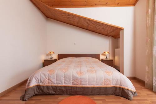 Säng eller sängar i ett rum på Zeusplace Olympus Nest Litochoro