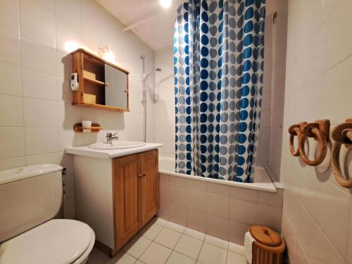 une salle de bain avec toilettes, lavabo et douche dans l'établissement Les Chalets de Flaine Hameau - maeva Home - Chalet 5 Pièces 8 Personnes - Sélection MAE-2135, à Flaine
