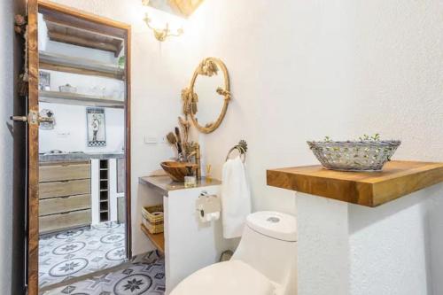 瓜塔佩的住宿－Ibuku Hotel Guatapé - Chalets，浴室配有白色卫生间和盥洗盆。