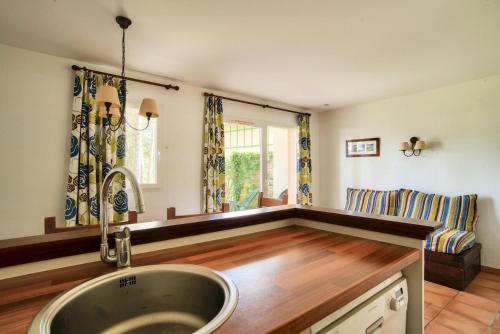une cuisine avec un évier et un plan de travail dans l'établissement Les Maisons du Domaine du Golf de Pinsolle - maeva Home - Maison 3 pièces 6 personnes - Sélection MAE-9804, à Soustons