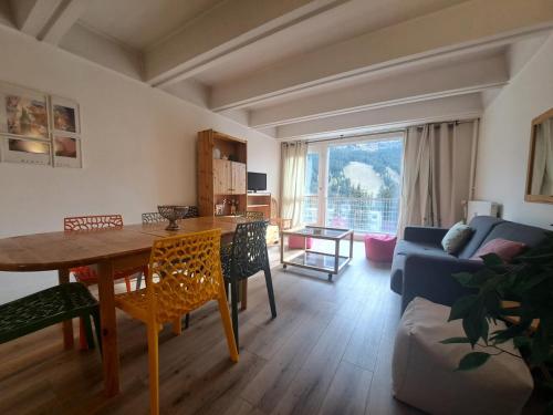 un salon avec une table et un canapé dans l'établissement Résidence Cassiopée - maeva Home - Appartement 4 pièces 6 personnes - Confort MAE-3654, à Arâches-la-Frasse