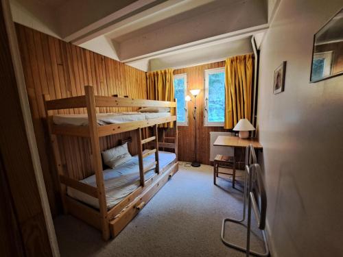 une chambre avec deux lits superposés dans l'établissement Résidence Cassiopée - maeva Home - Appartement 4 pièces 6 personnes - Confort MAE-3654, à Arâches-la-Frasse