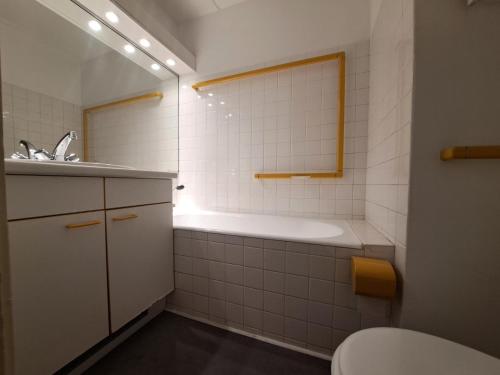 une salle de bain avec une baignoire, des toilettes et un lavabo dans l'établissement Résidence Cassiopée - maeva Home - Appartement 4 pièces 6 personnes - Confort MAE-3654, à Arâches-la-Frasse