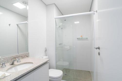 a bathroom with a shower and a toilet and a sink at BHomy Bela Vista Sacada e conforto APM2010 in São Paulo