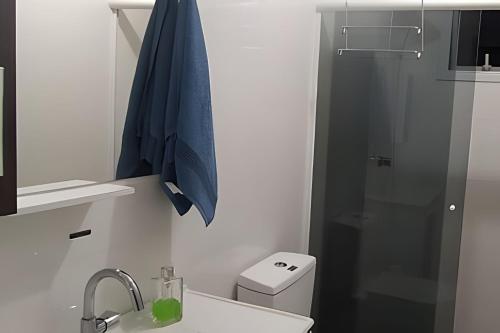 uma casa de banho com um chuveiro, um lavatório e um WC. em Captiva Beach - 400m da PRAIA - WiFi - Netflix - Residencial Captiva em Navegantes