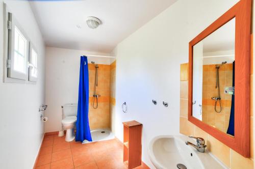 une salle de bain avec une baignoire, des toilettes et un lavabo dans l'établissement La résidence du Lac - maeva Home - Maison 3 pièces 8 personnes - Sélection MAE-5594, à Monflanquin