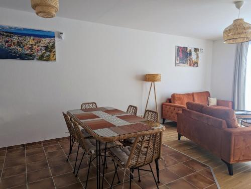 ein Wohnzimmer mit einem Tisch und einem Sofa in der Unterkunft Maisonette Fewo's Schlabendorf am See in Luckau