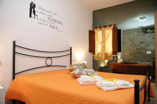 ein Schlafzimmer mit einem Bett mit Handtüchern darauf in der Unterkunft CASA DEL MORO in Trapani