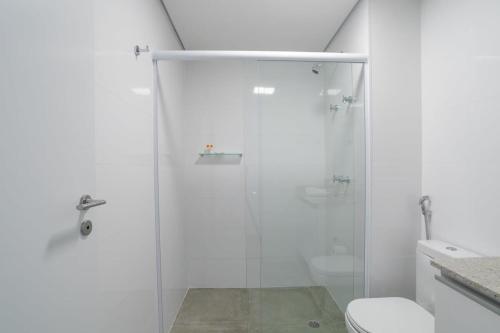 bagno bianco con doccia e servizi igienici di BHomy Bela Vista Ao lado da Brigadeiro APM2007 a San Paolo