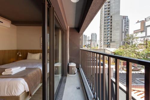 um quarto com uma cama numa varanda em BHomy Brooklin - 300m a pé do metrô LAC206 em São Paulo