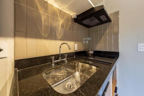 uma cozinha com um lavatório no meio de um balcão em BHomy Brooklin - 300m a pé do metrô LAC206 em São Paulo