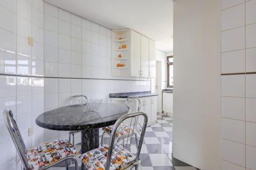 a kitchen with a table and chairs in a room at BHomy Centro Beira-mar norte com linda vista in Florianópolis