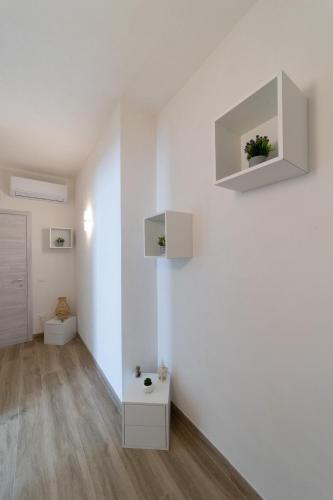 a white room with white walls and wooden floors at Baglio Tuzza in Marsala