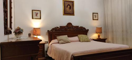 ein Schlafzimmer mit einem Bett und zwei Lampen an Tischen in der Unterkunft The View of Lunigiana in Agnino