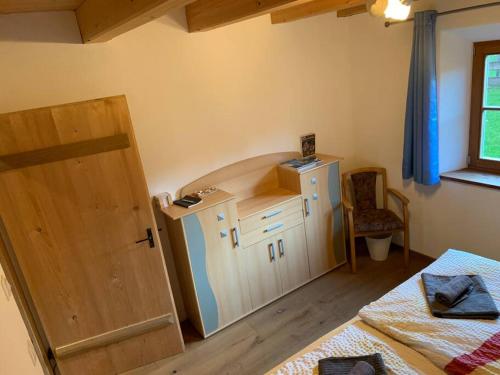 een kamer met een bed, een bureau en een kast bij Wie Zuhause in Warngau