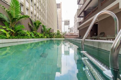uma piscina no meio de um edifício em B Homy Paulista - 270m do Trianon Masp PLO1406 em São Paulo