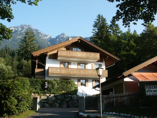une maison avec un balcon sur le côté dans l'établissement Ferienwohnung Almhüttenweg Dreitorspitze, à Garmisch-Partenkirchen