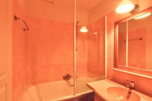 une salle de bain avec une baignoire, un lavabo et une douche dans l'établissement La résidence du Lac - maeva Home - Appartement 2 pièces 5 personnes - Sélection MAE-5051, à Monflanquin