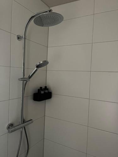 La salle de bains est pourvue d'une douche avec un pommeau de douche. dans l'établissement Studio Smit, 