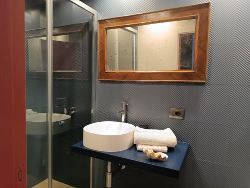 W łazience znajduje się umywalka i lustro. w obiekcie Vicodeifiori w mieście Acireale