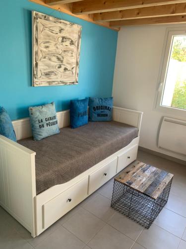 Ce lit se trouve dans un dortoir aux murs bleus. dans l'établissement Marine 4, à Foulerot