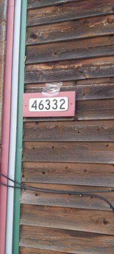 um sinal na lateral de um edifício de madeira em Sweet suite em Houghton