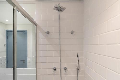 y baño con ducha y espejo. en BHomy Jardins - Aconchegante no melhor local HP26, en São Paulo