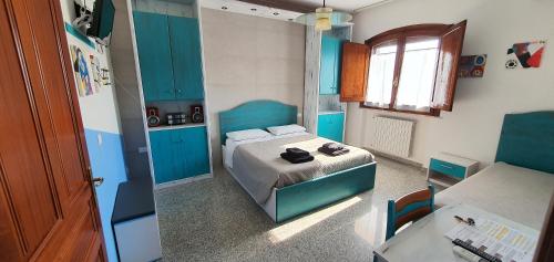 a small room with a bed and a window at B&B Del Maresciallo in Leporano