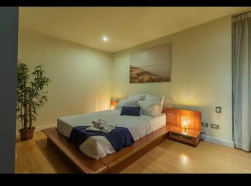 een slaapkamer met een groot bed in een kamer bij Guatemala City Getaway in Guatemala