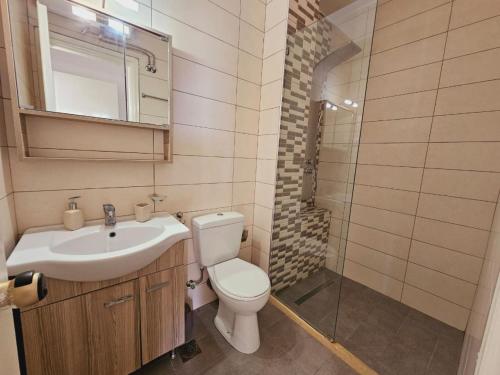 un bagno con wc, lavandino e doccia di Corfu Glyfada Menigos Resort 67 a Glifada (Glyfada)