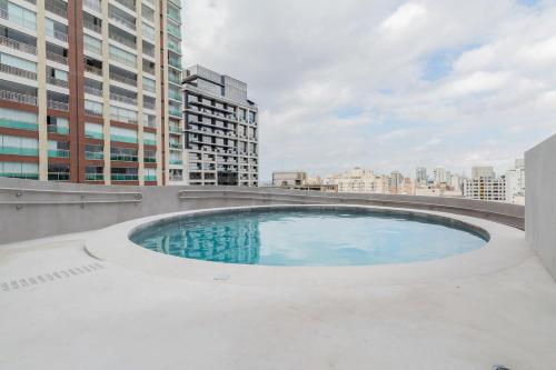 uma piscina no telhado de um edifício em BHomy Consolacao Studio completo CN1213 em São Paulo