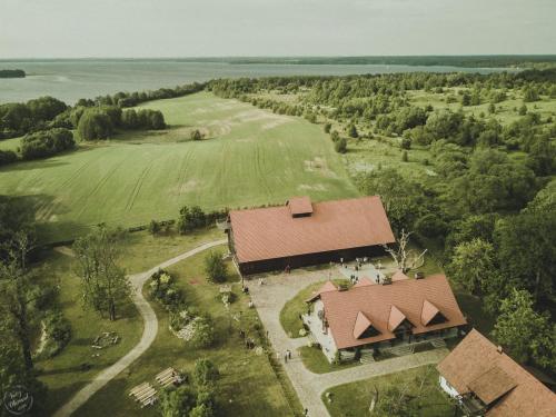 una vista aérea de una casa grande con un granero en Poganty - Obora en Giżycko