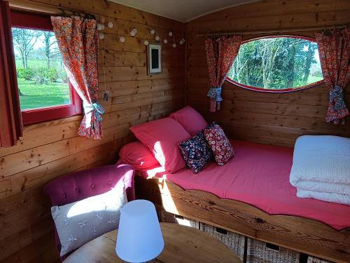 um pequeno quarto com um sofá e uma janela em Le Val Daninière em Le Mesnil-Garnier