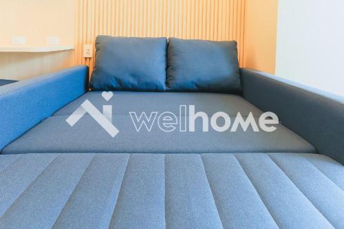 - un canapé bleu avec un panneau de bienvenue dans l'établissement Aconchegante apartamento em Cotia, à Cotia