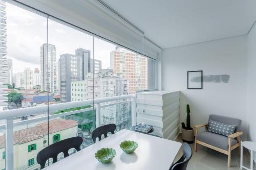 Pokój z dużym oknem ze stołem i krzesłami w obiekcie BHomy Pinheiros No melhor do bairro CA64 w São Paulo