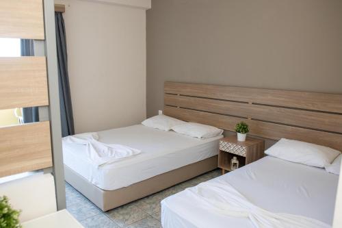 2 łóżka w małym pokoju z: w obiekcie Tota Marinou w mieście Áyioi Apóstoloi
