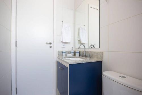 uma casa de banho com um lavatório azul e um WC. em BHomy Pinheiros O mais desejado CA136 em São Paulo